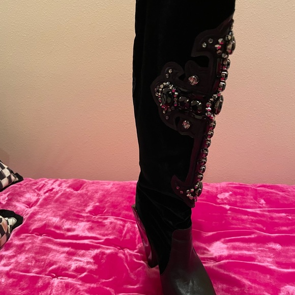 VERSACE CHRYSTAL-EMBELLISHED CROSS VELVET and LEATHER KNEE BOOTS 38 1/2 / 8.5. - Picture 10 of 12